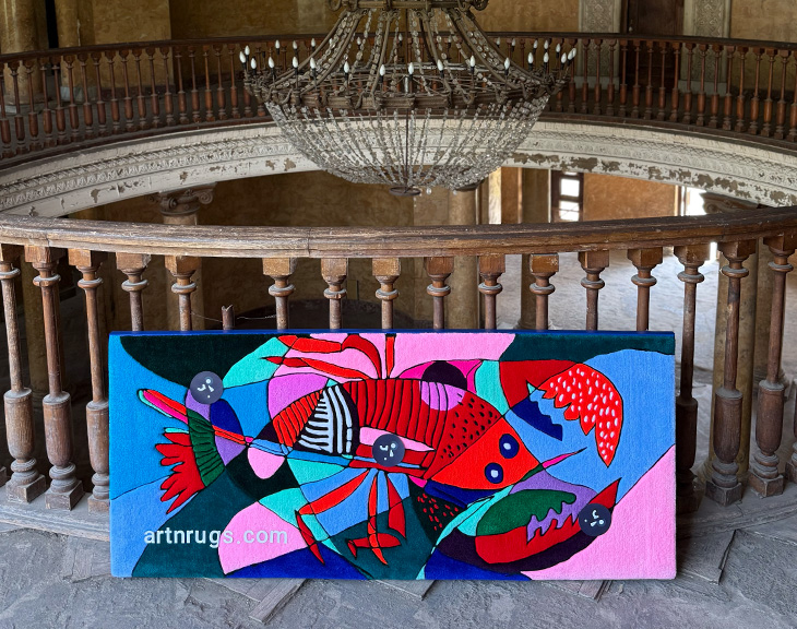 Artiste tenant une grande œuvre murale textile moderne représentant un homard cubiste abstrait – pièce d’art mural en fibre