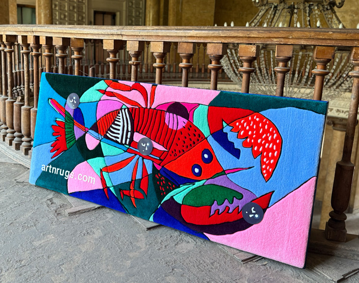 Suspension murale moderne de homard abstrait, présentée par l’artiste – art textile fait main pour intérieurs créatifs