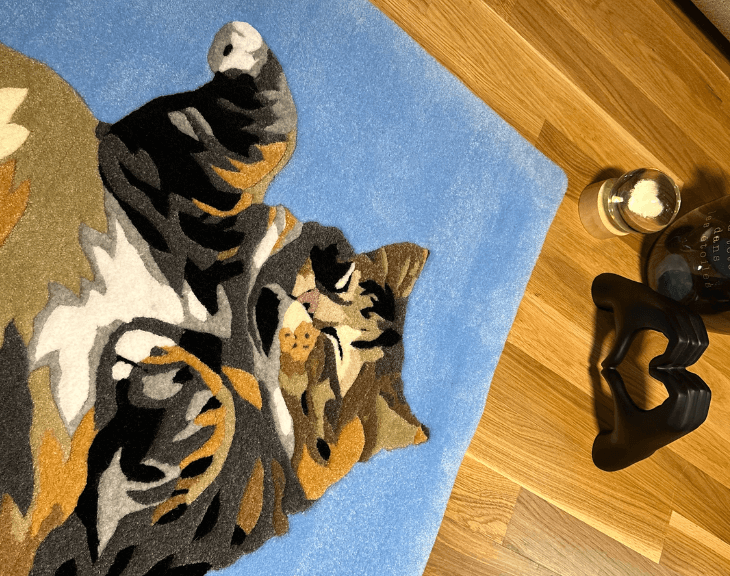 Tappeto Gatto che mostra la coda realistica e il design dettagliato delle zampe