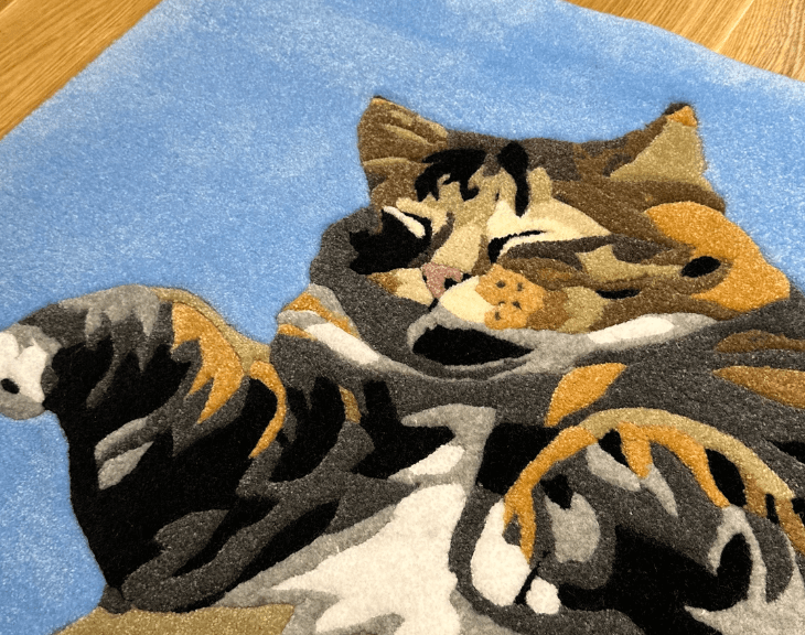 Vista completa del Tappeto Gatto in un interno domestico moderno