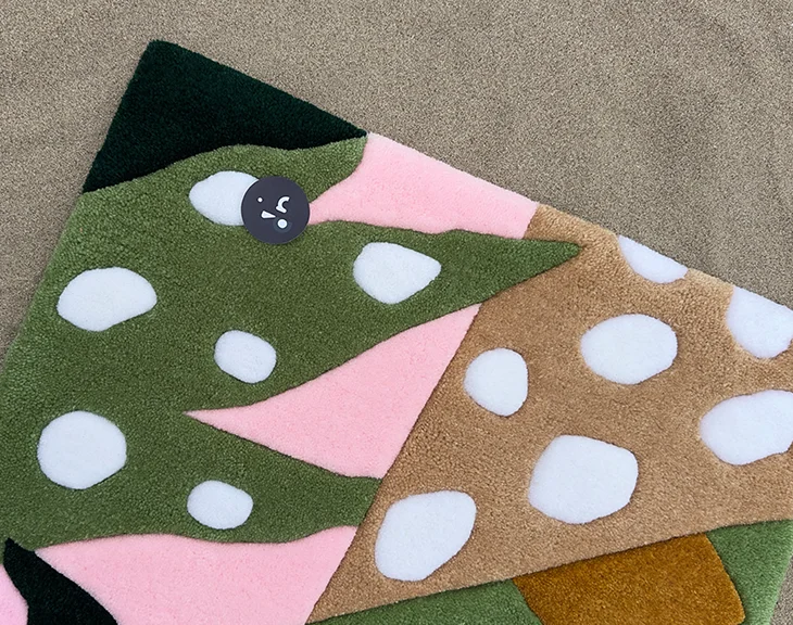 Moderner Tropenblatt-Teppich Nahaufnahme auf Sand mit abstrakten Rosa-, Oliv-, Senfgelb- und Elfenbein-Blattformen