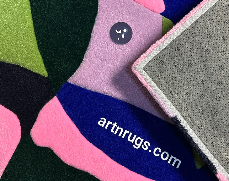Nahaufnahme des Teppichs zeigt weiche Acrylfasern in lebendigen Farben