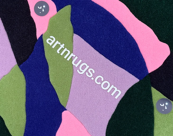 Detailaufnahme der leuchtend rosa, grünen und blauen Acrylgarne