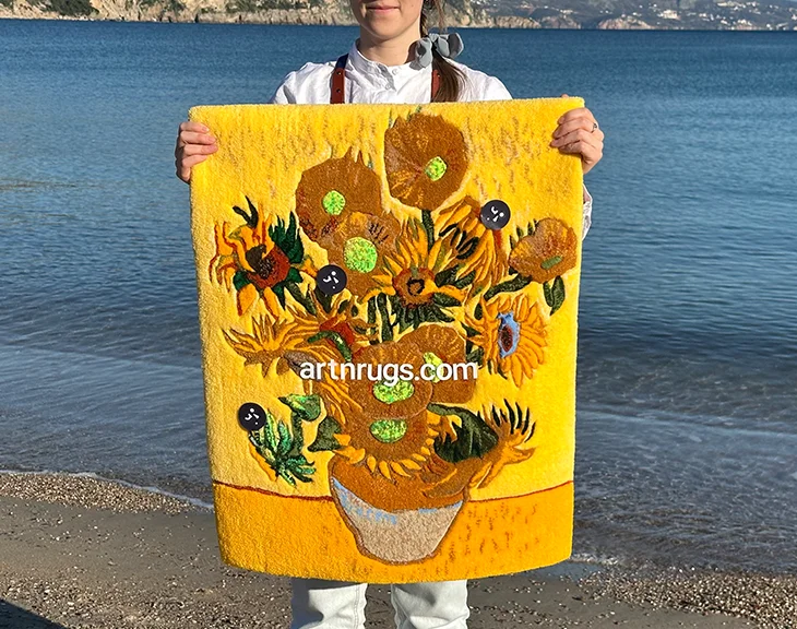 Person hält Van Gogh Sonnenblumen-Wandteppich mit klarem blauen Meer im Hintergrund