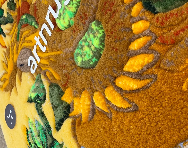Detailansicht des dichten Flors und des lebendigen Sonnenblumenmusters des Van Gogh Wandteppichs