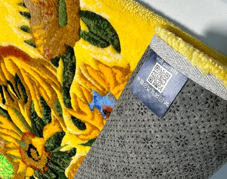 Nahaufnahme der strukturierten Acrylfasern des Van Gogh Sonnenblumen-Wandteppichs