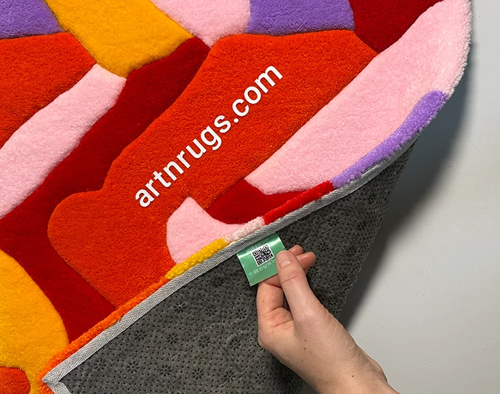 Gros plan sur le bord du Tapis Parquet Rouge et Orange montrant le velours moelleux et la base antidérapante