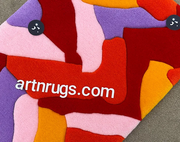 Détail du motif géométrique du Tapis Parquet Rouge et Orange avec filigrane artnrugs.com