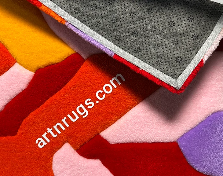 Tapis Parquet Rouge et Orange retourné montrant sa sous-couche antidérapante résistante